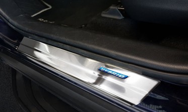 защитные накладки на пороги Toyota Rav IV (suv) с надписью Hybrid фото