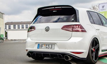 Центральная задняя накладка бампера Volkswagen Golf 7 GTI Clubsport  фото
