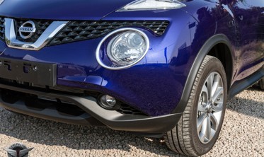 хром накладки вокруг передних фар Nissan Juke фото