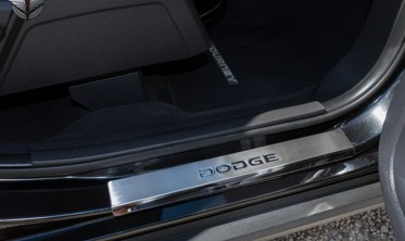 защитные накладки на пороги с надписью Dodge Journey фото