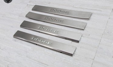 захисні накладки на пороги з написом Dodge Journey фото