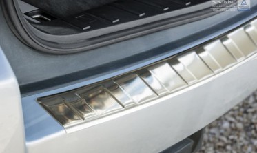 Накладка на бампер із загином та ребрами BMW X3 E83 фото