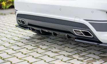 Центральний спойлер заднего бампера Mercedes A45 AMG W176 с вертикальными выступами фото