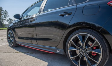 Боковые диффузоры порогов в красном цвете Hyundai I30 N Mk3  фото