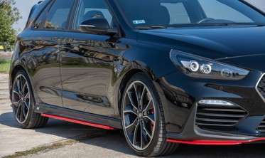 Боковые диффузоры порогов в красном цвете Hyundai I30 N Mk3  фото