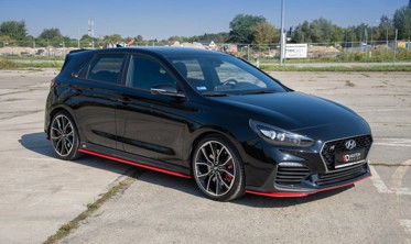Боковые диффузоры порогов в красном цвете Hyundai I30 N Mk3  фото