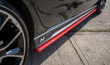 Боковые диффузоры порогов в красном цвете Hyundai I30 N Mk3  фото