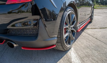 Боковые диффузоры заднего бампера в красном цвете Hyundai I30 N Mk3 Hatchback фото