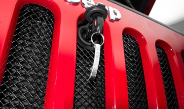 замок в решетку радиатора для Jeep Wrangler JK фото