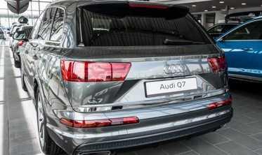 тюнинговая накладка на крышку багажника Audi Q7 фото
