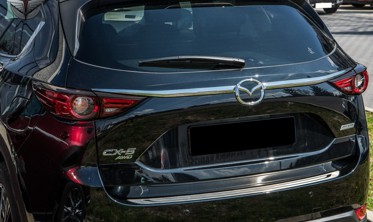 хром накладка на крышку багажника Mazda CX-5 (из 2-х частей) фото