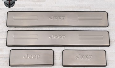 защитные накладки на пороги с надписью JEEP GRAND CHEROKEE IV WK2 фото