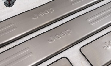 защитные накладки на пороги с надписью JEEP GRAND CHEROKEE IV WK2 фото