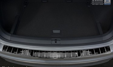 Накладка на задний бампер VW Tiguan II / Tiguan Allspace (черный хром) фото