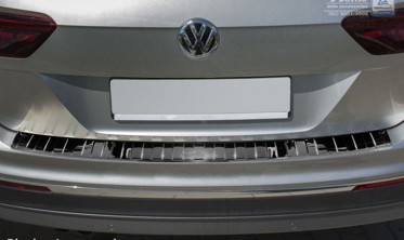 Накладка на задний бампер VW Tiguan II / Tiguan Allspace (черный хром) фото