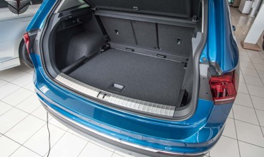 защитная накладка бортика багажника Volkswagen Tiguan II фото