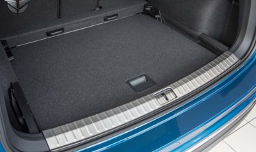 защитная накладка бортика багажника Volkswagen Tiguan II фото
