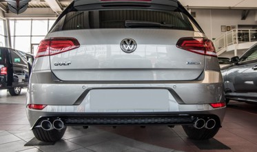 накладка заднего бампера VW GOLF VII FL с муляжами выхлопных труб с обеих сторон фото