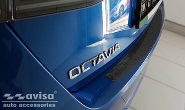Защитная накладка на задний бампер Skoda Octavia IV черная фото