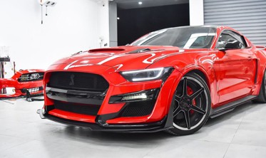 Тюнинговый бампер Ford Mustang в стиле Shelby GT500 фото