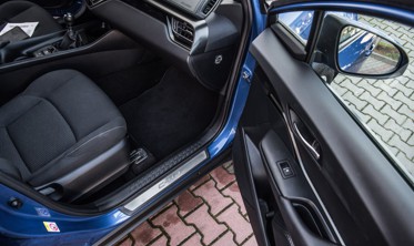 захисні накладки на пороги з LED підсвічуванням TOYOTA C-HR фото