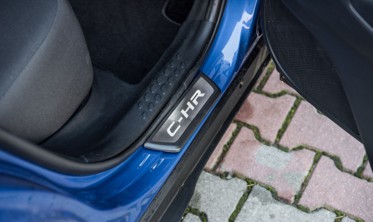 захисні накладки на пороги з LED підсвічуванням TOYOTA C-HR фото