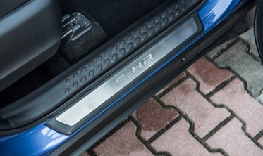 захисні накладки на пороги з LED підсвічуванням TOYOTA C-HR фото