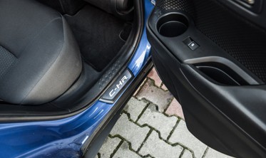 захисні накладки на пороги з LED підсвічуванням TOYOTA C-HR фото