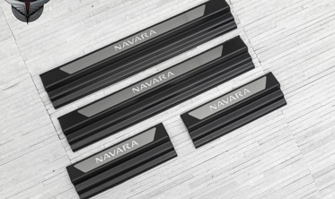 защитные накладки на порожки с подсветкой NISSAN NAVARA 2015-... фото