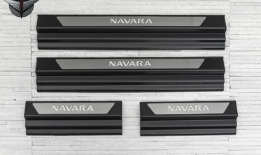 защитные накладки на порожки с подсветкой NISSAN NAVARA 2015-... фото