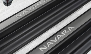 защитные накладки на порожки с подсветкой NISSAN NAVARA 2015-... фото