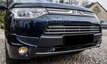 декоративна накладка переднього бампера MITSUBISHI OUTLANDER 2013-2016 фото