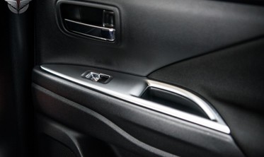 сатинові накладки склопідйомників Mitsubishi Outlander фото