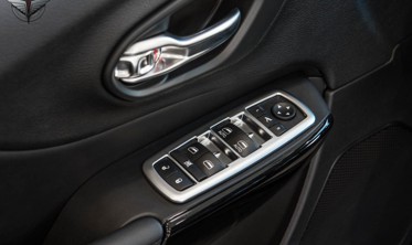 накладки на кнопки стеклоподъемников Jeep Cherokee фото