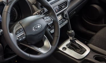 накладки на центральну консоль HYUNDAI KONA 2017+ фото