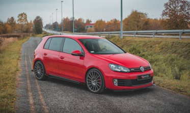 Боковые листвы порогов с накладками Racing Volkswagen Golf GTI MK6 фото