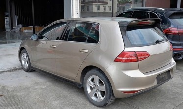 спойлер багажника з бічними накладками Volkswagen Golf 7 фото