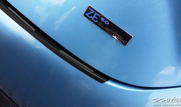 Защитная планка с бортиком на задний бампер Renault Zoe рестайл, черная фото