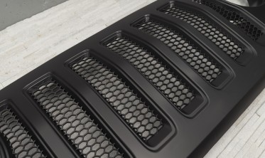 Тюнінгова решітка радіатора Jeep Wrangler JK в стилі WRANGLER JL фото