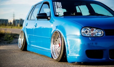 Тюнинг накладки на пороги VW Golf 4 стиль R32 фото