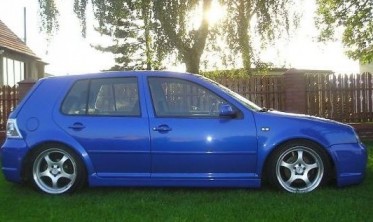 Тюнинг накладки на пороги VW Golf 4 стиль R32 фото