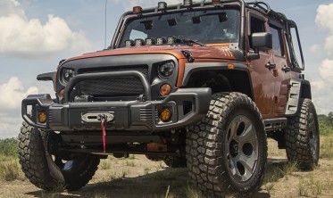 Крепление дополнительного освещения над стеклом Jeep Wrangler JK фото