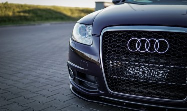 Тюнинг накладка переднего бампера Audi A6 C6 S-line послерестайл фото
