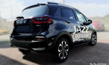 Черная листва на задний бампер из нержавейки Honda Jazz 5 Crosstar фото