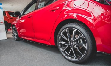 Тюнинговые накладки под пороги Toyota Corolla 12 Hatchback фото