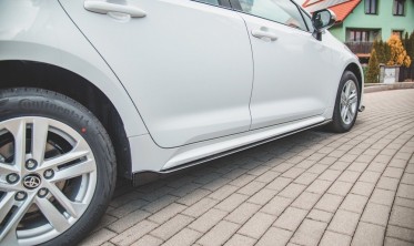 Тюнінгові накладки (лістви)  під пороги Toyota Corolla XII Touring SPORTS фото