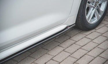 Тюнінгові накладки (лістви)  під пороги Toyota Corolla XII Touring SPORTS фото