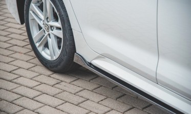 Тюнінгові накладки (лістви)  під пороги Toyota Corolla XII Touring SPORTS фото
