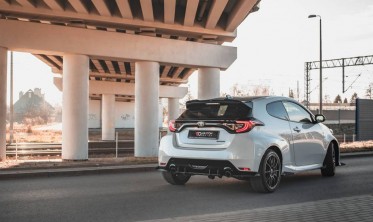 Центральная накладка на задний бампер Racing Toyota GR Yaris MK4 фото