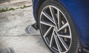 Комплект боковых накладок на задний бампер Racing VW Golf 7 рест. R фото